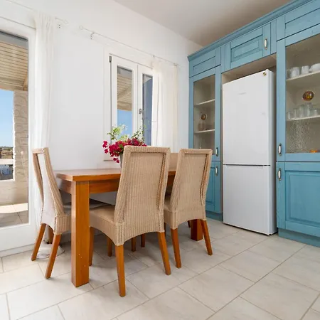 بيت للعطل Kriolithos